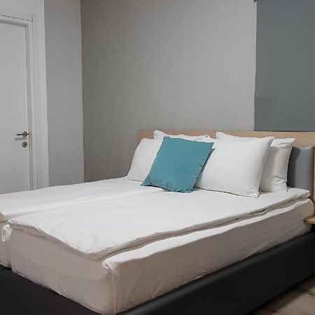 Airport Guest House Or Yehuda Екстер'єр фото