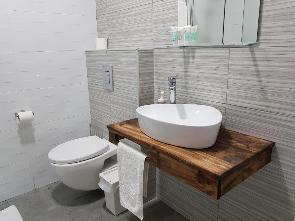 Airport Guest House Or Yehuda Екстер'єр фото