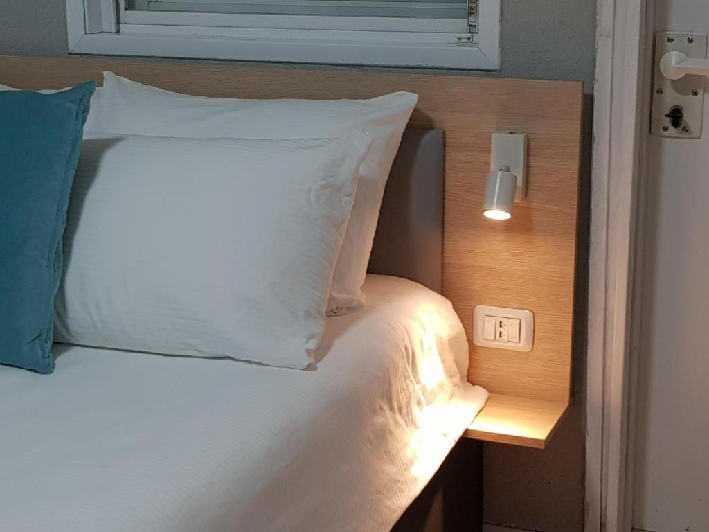 Airport Guest House Or Yehuda Екстер'єр фото