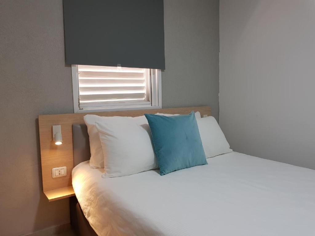 Airport Guest House Or Yehuda Екстер'єр фото