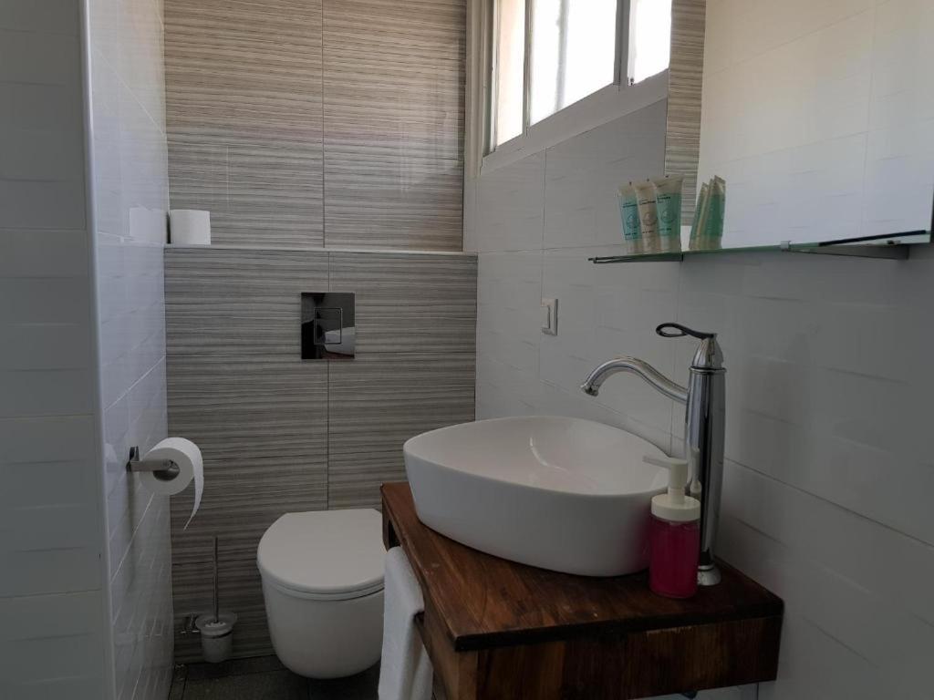Airport Guest House Or Yehuda Екстер'єр фото