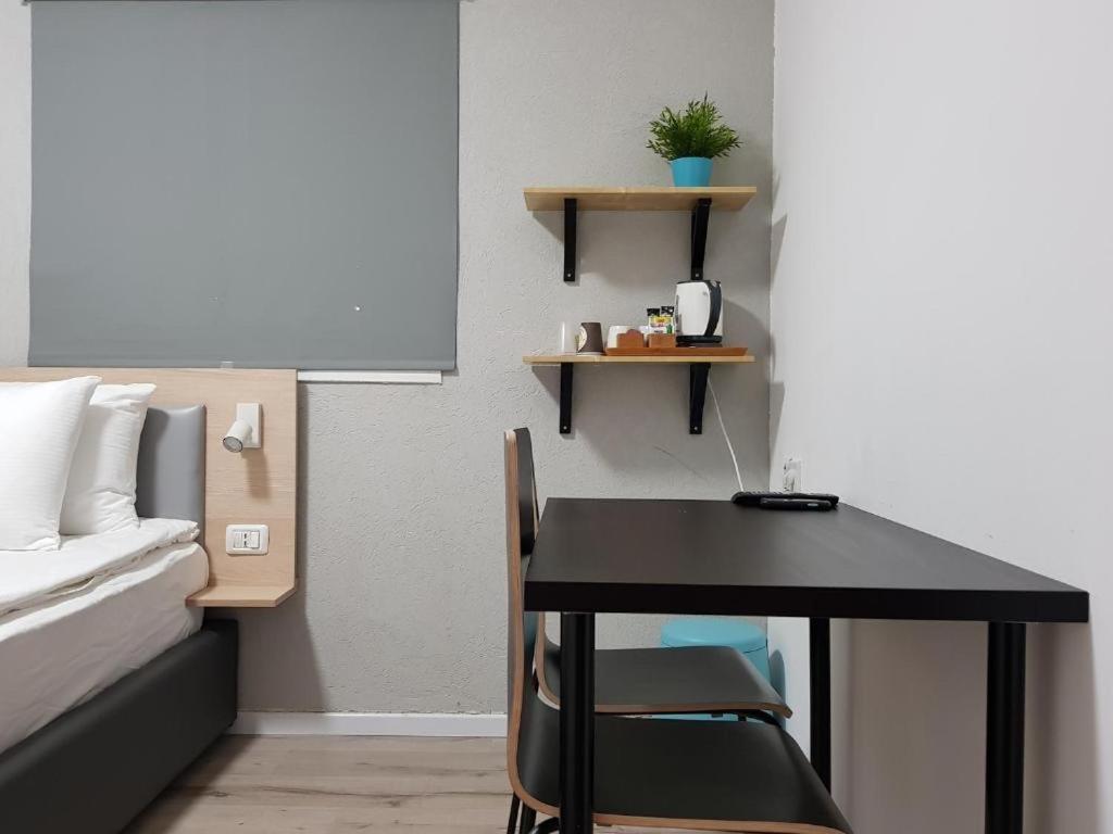 Airport Guest House Or Yehuda Екстер'єр фото
