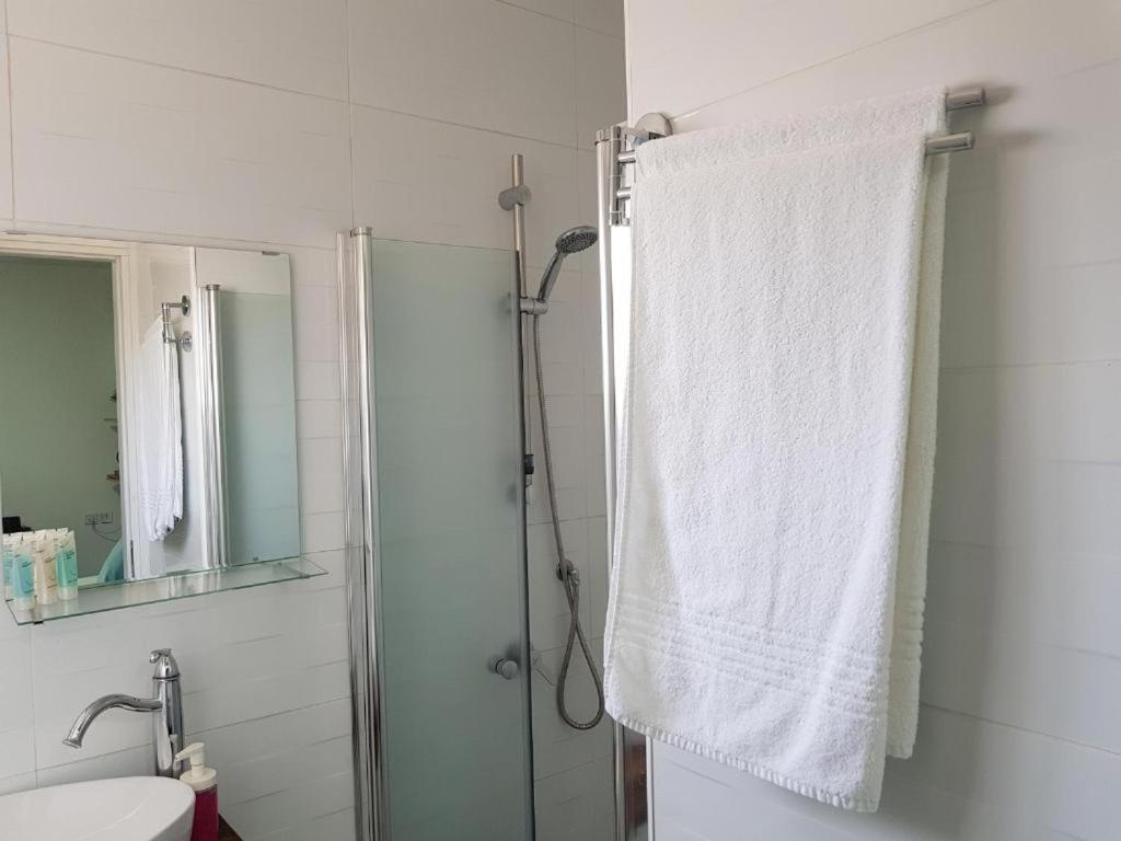 Airport Guest House Or Yehuda Екстер'єр фото