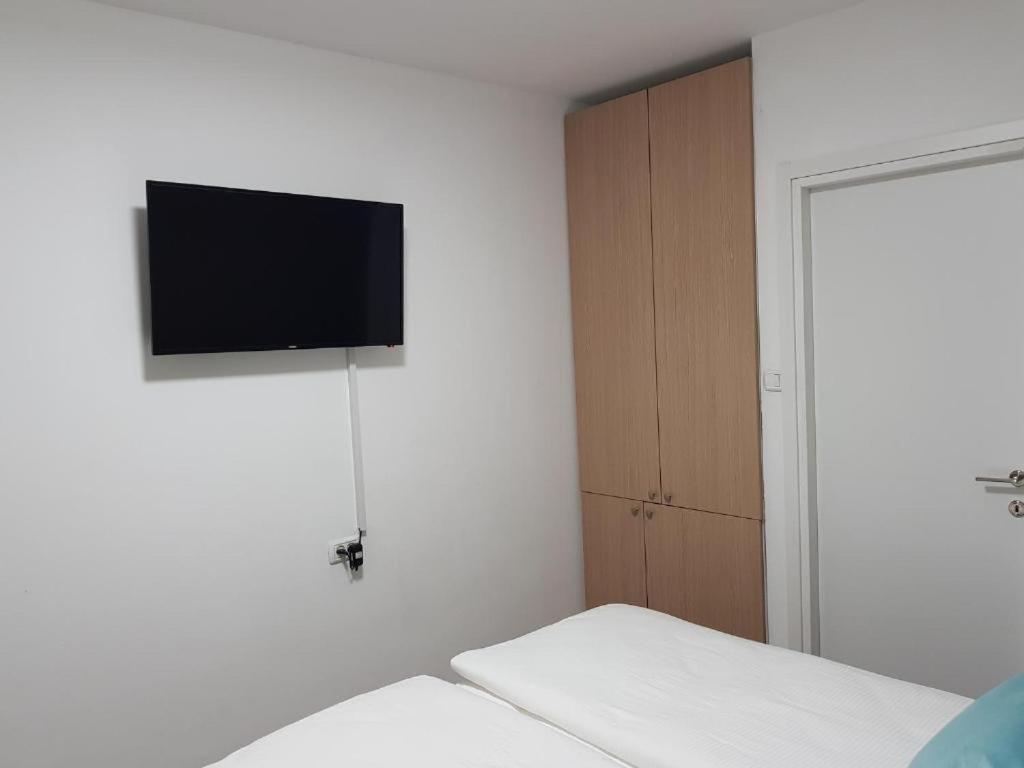 Airport Guest House Or Yehuda Екстер'єр фото